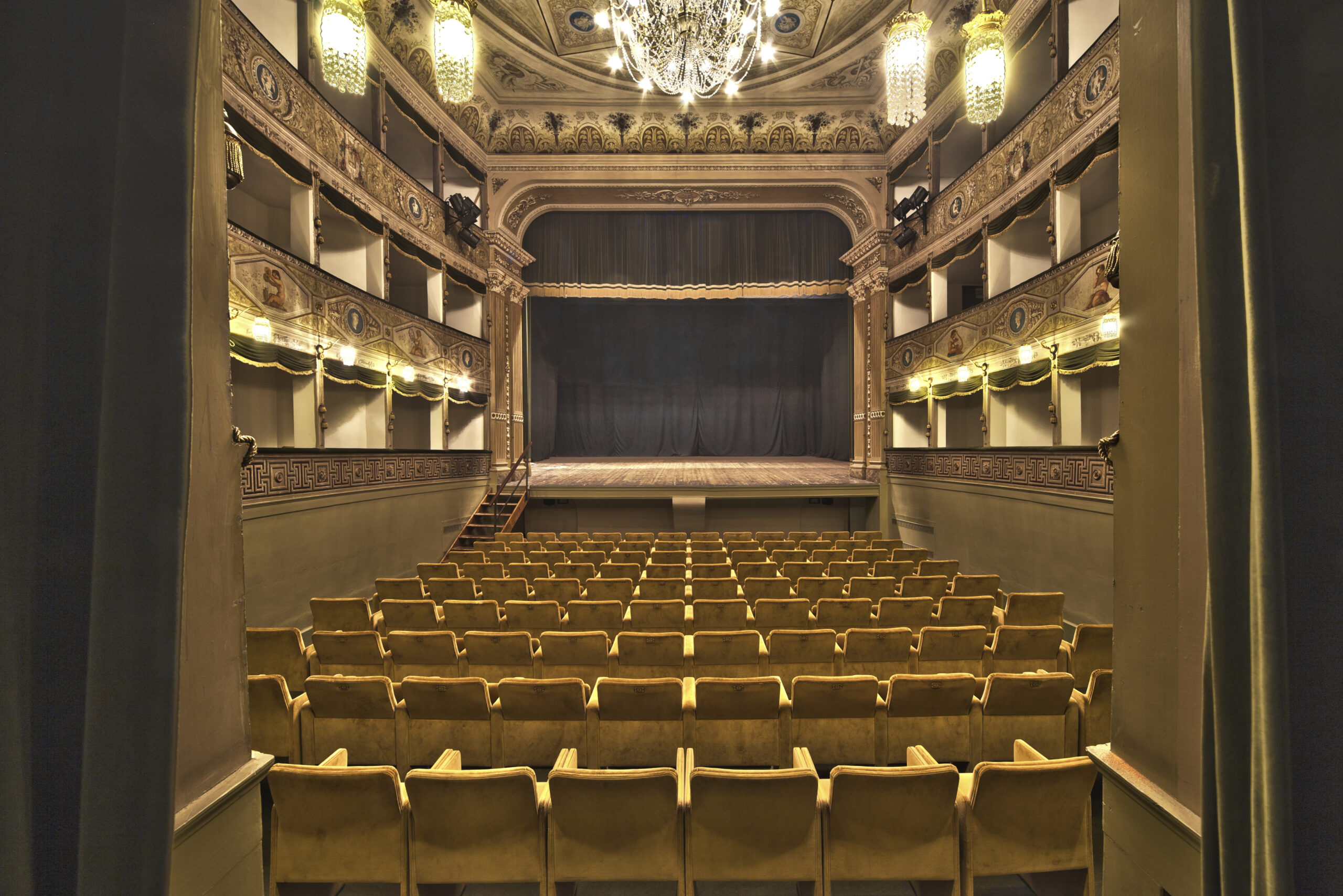 DOMENICHE A TEATRO PER FAMIGLIE